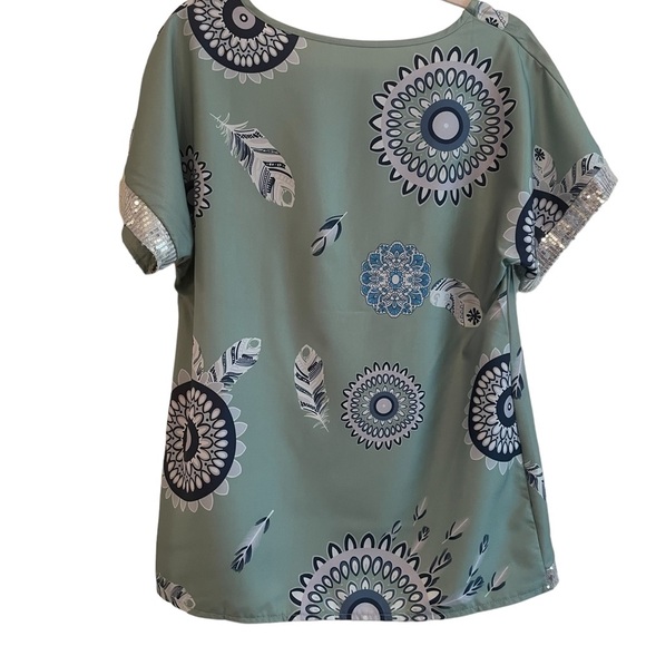 Sage green woman’s abstract short sleeve top size medium - Picture 2 of 6